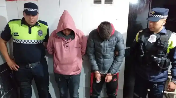 Mientras la víctima los denunciaba pasaron por la comisaría y terminaron presos
