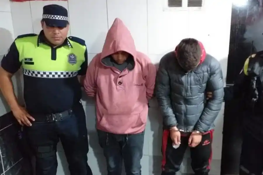 Mientras la víctima los denunciaba pasaron por la comisaría y terminaron presos
