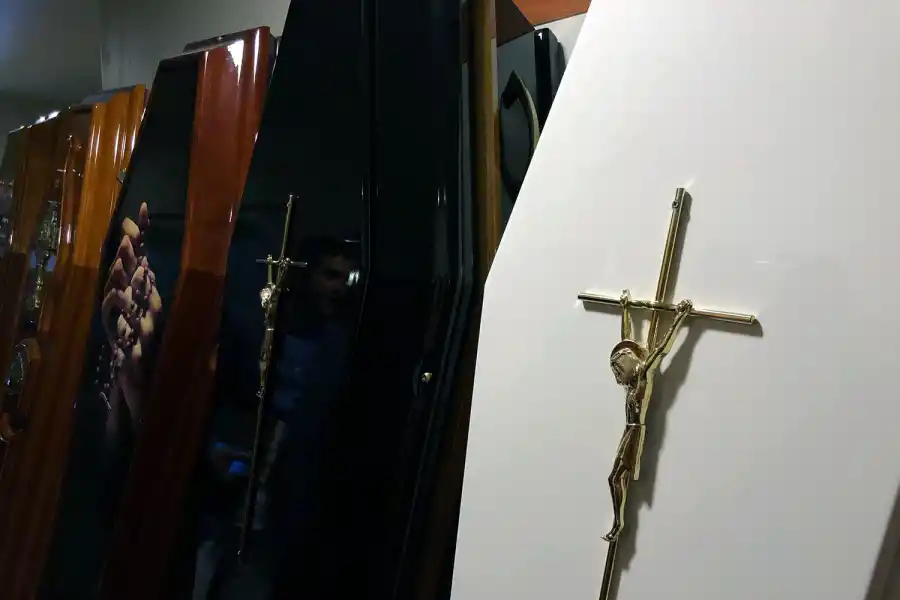 PARA TODOS LOS GUSTOS. El cliente puede elegir el ataúd de su muerte. LA GACETA / LEO NOLI