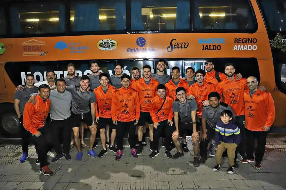 GIRA. El plantel partió el miércoles por la noche. Serán dos semanas fuera de la provincia para cumplir con cuatro partidos. 