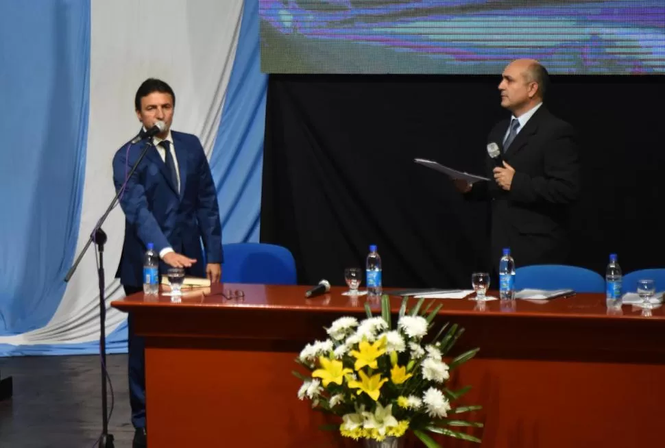 “¡SÍ, JURO!”. El presidente del Concejo de Concepción, Alejandro Molinuevo, le tomó juramento al intendente. la gaceta / foto de Osvaldo Ripoll