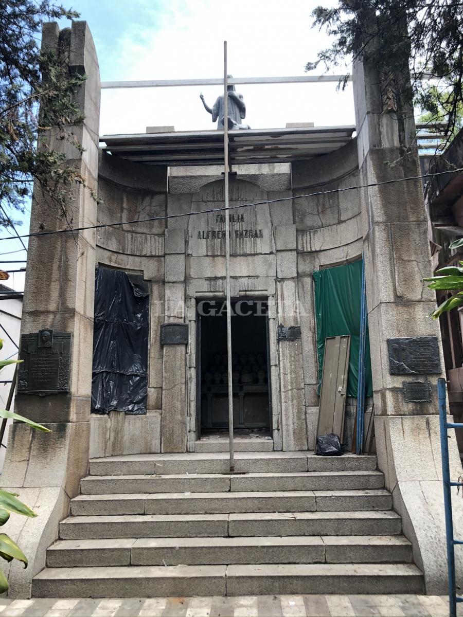 EN OBRA. El mausoleo del filántropo alfredo Guzmán está en plena recuperación. LA GACETA / LEO NOLI