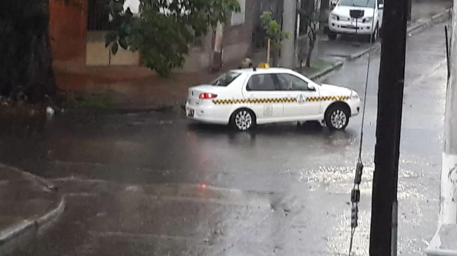 Un taxi quedó atrapado en una boca tormenta de la SAT