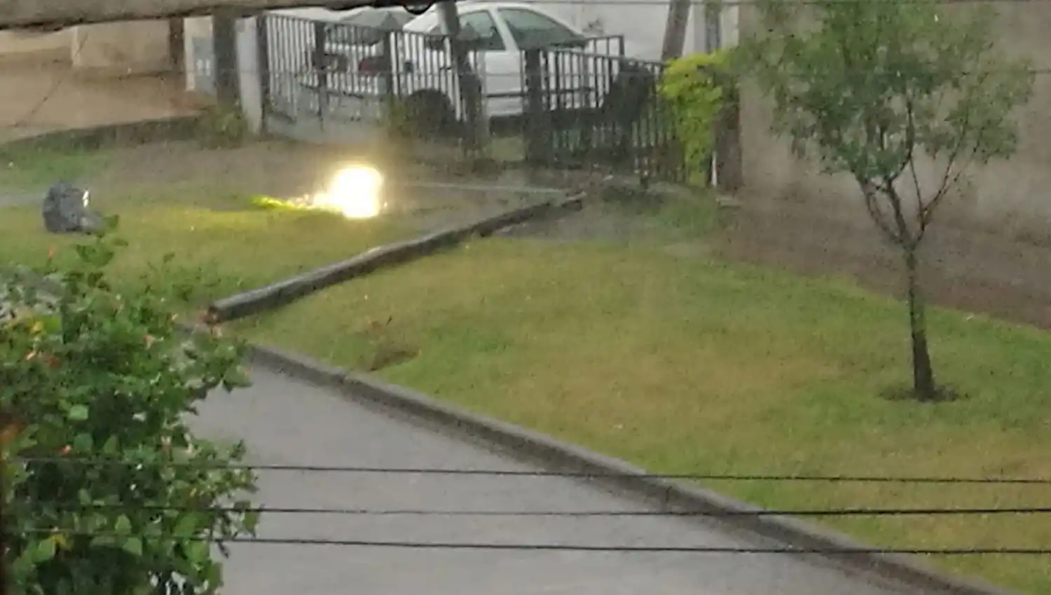 Cayó un poste de luz, se encendió y los vecinos temen electrocutarse