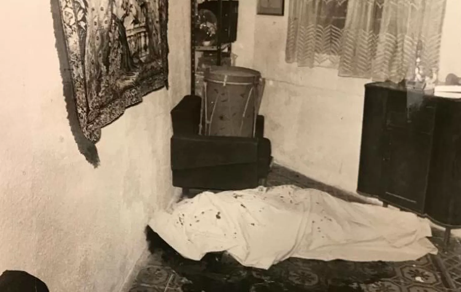 UNA BRUTAL ESCENA. El cuerpo de Edith aparece tapado con una sábana en la habitación donde fue ultimada de cinco puñaladas. 