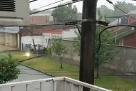 Cayó un poste de luz, se encendió y los vecinos temen electrocutarse