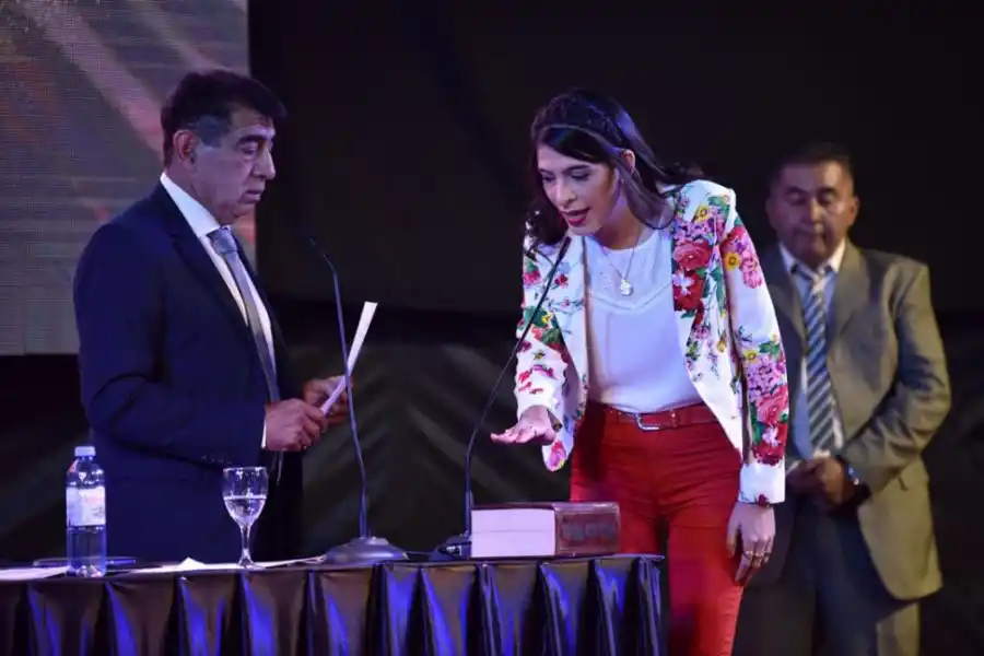 EN LA PRIMERA FILA. Adriana Najar y Luis Morghenstein observan el desempeño de su hija, Melina Morghenstein, que juró ayer como concejala de Las Talitas (der.) y que fue la única que reclamó la renuncia de Agustín Ruiz. 