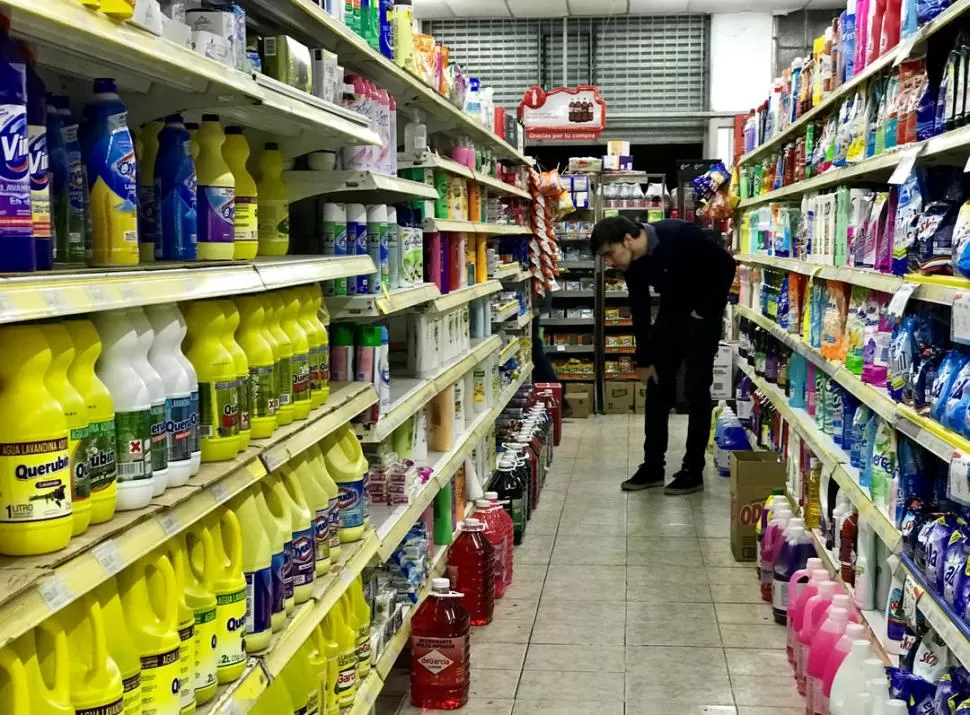 CONSUMO. El nuevo gobierno prepara medidas para activar las compras, sobre todo en los súper. Reuters
