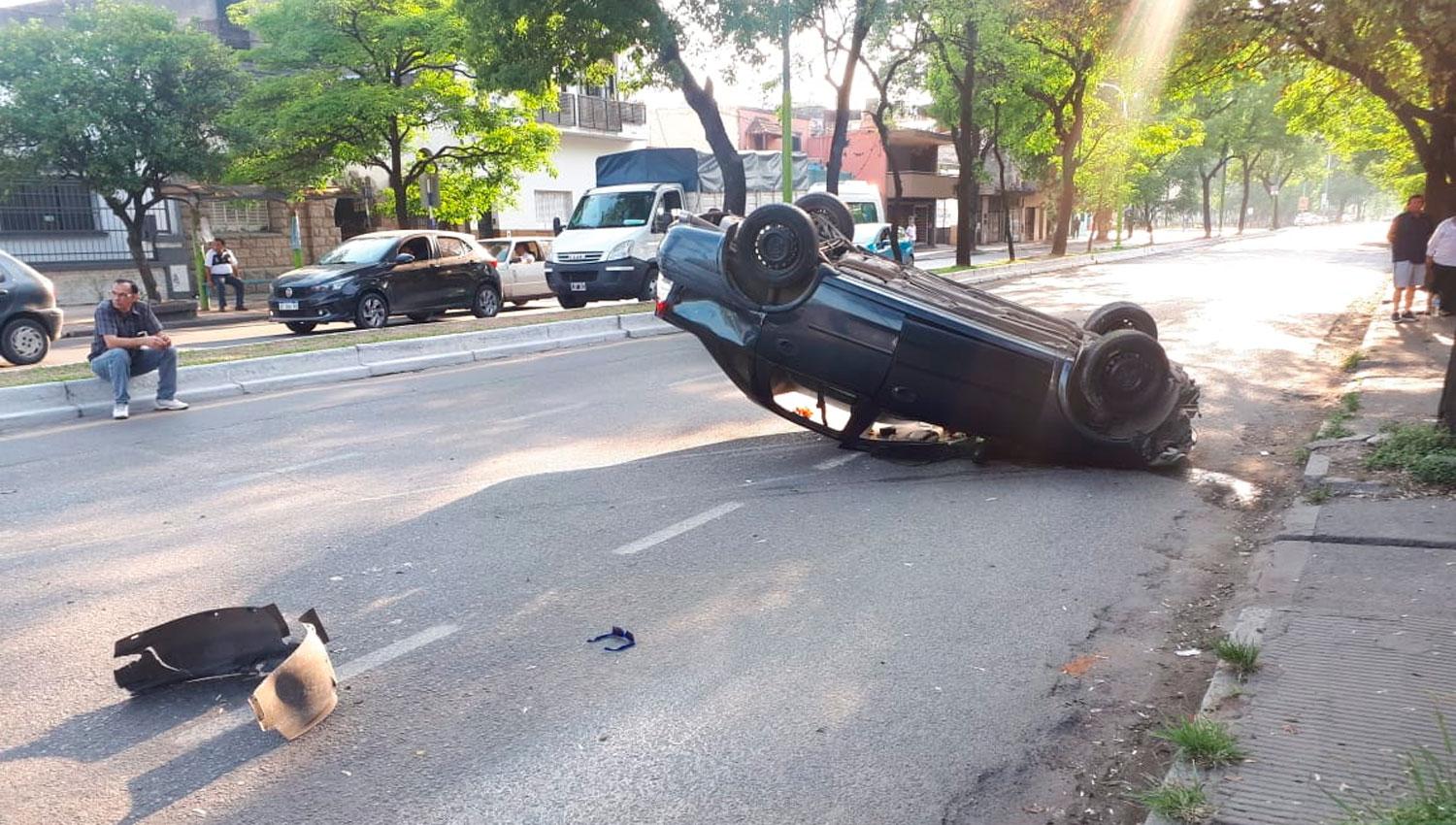 Un auto volcó tras chocar con un taxi en Catamarca y Sarmiento