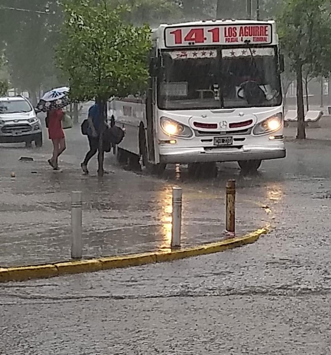 EN BARRIO SUR. Los pasajeros no podían subir a los colectivos por las calles inundadas.