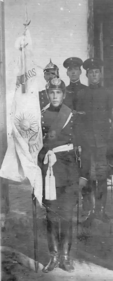 OBJETOS PERSONALES. Prendas que vestía el cadáver de Matienzo. Se ven además su brújula y su revólver.