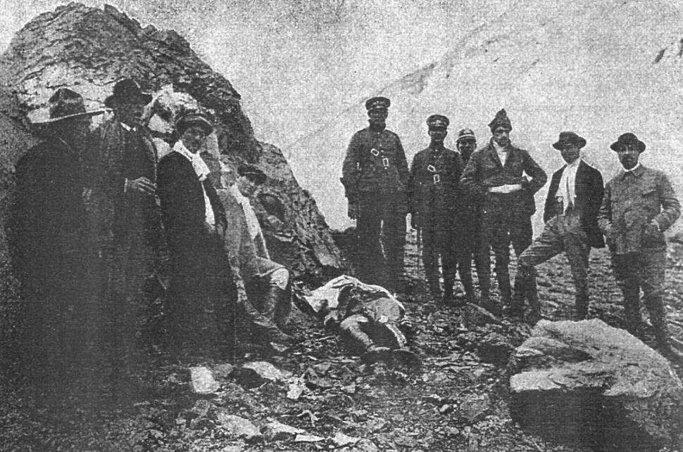 HALLAZGO DE LOS RESTOS. El cadáver de Matienzo fue encontrado recién el 19 de noviembre de 1919 en la cordillera. Tenía el rostro semicomido por los cóndores. 