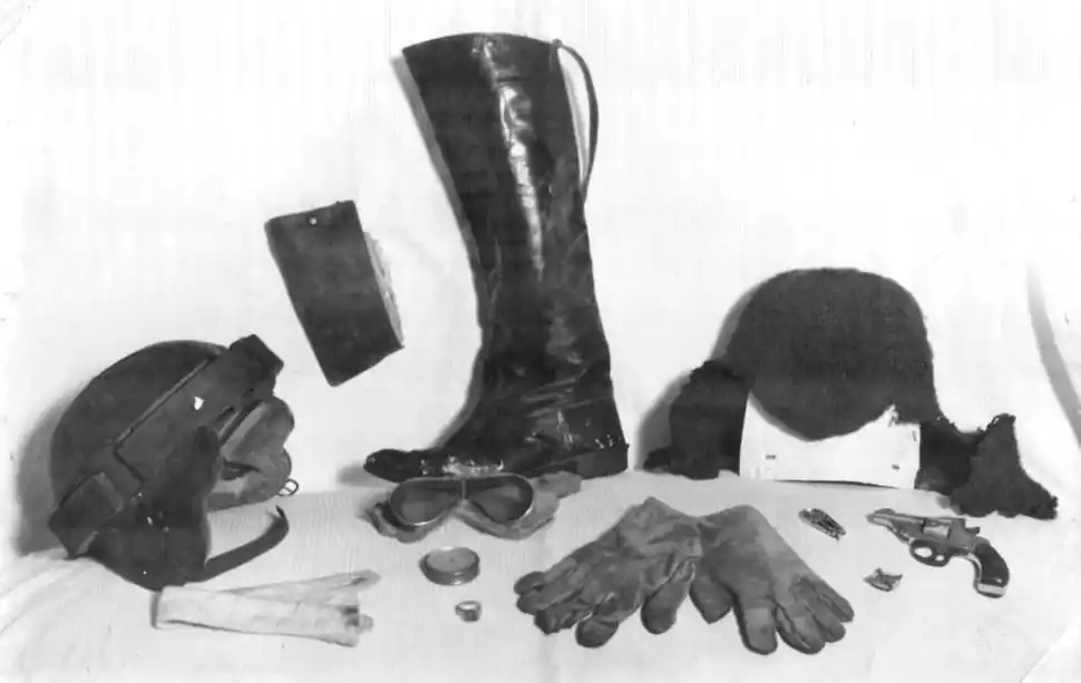 OBJETOS PERSONALES. Prendas que vestía el cadáver de Matienzo. Se ven además su brújula y su revólver.