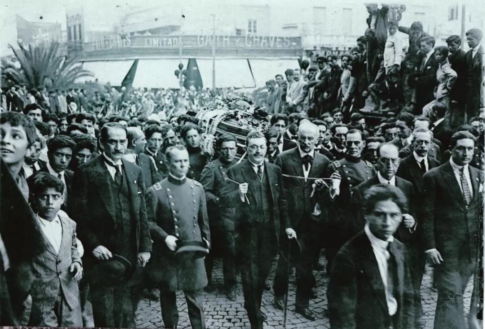 EXEQUIAS DE MATIENZO. Una multitud rodea el féretro con los restos del infortunado aviador. La encabeza el gobernador Juan Bautista Bascary.