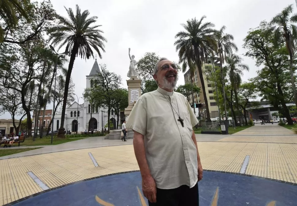 FUNDADOR DE LA FAZENDA. Monseñor José María Rossi, en la plaza de la ciudad de Concepción. Atrás se ve el edificio de la iglesia Catedral. la gaceta / fotos de Osvaldo Ripoll
