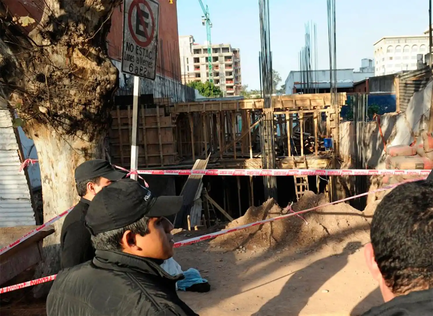 TRAGICO ESCENARIO. La víctima fatal quedó atrapada debajo de bolsas de cemento y tierra. LA GACETA / FOTO DE HECTOR PERALTA (ARCHIVO)