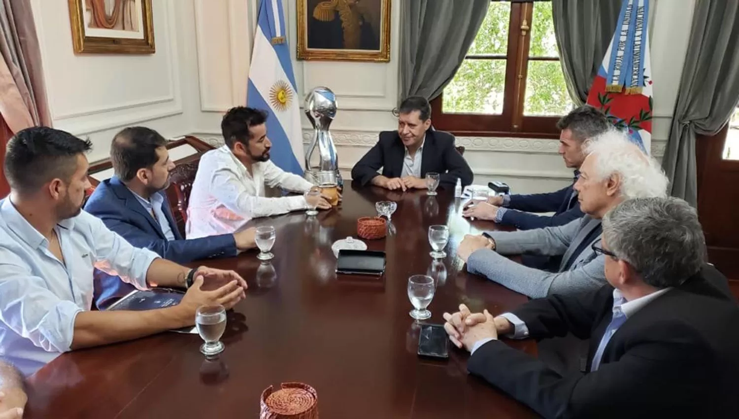 El gobernador riojano, Sergio Casas (centro), se reunió con representantes de de TyC Sports y la organización de la Copa Argentina. (FOTO TOMADA DE Twitter @Copa_Argentina)