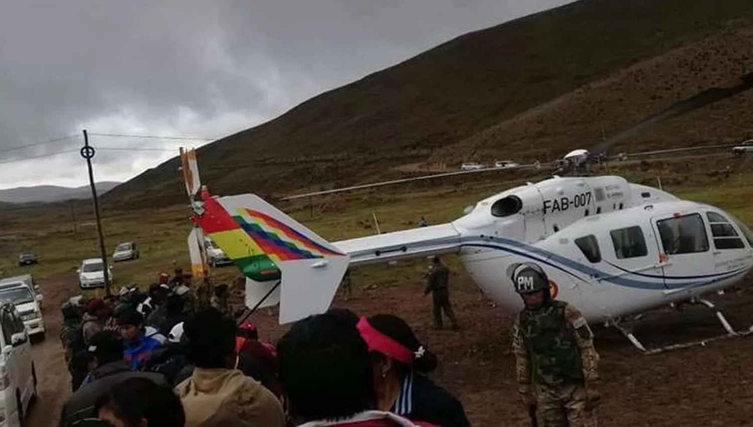 NERVIOSISMO. El episodio ocurrió esta mañana y desde la Fuerza Aérea Boliviana explicaron que falló el rotor de cola de la nave.