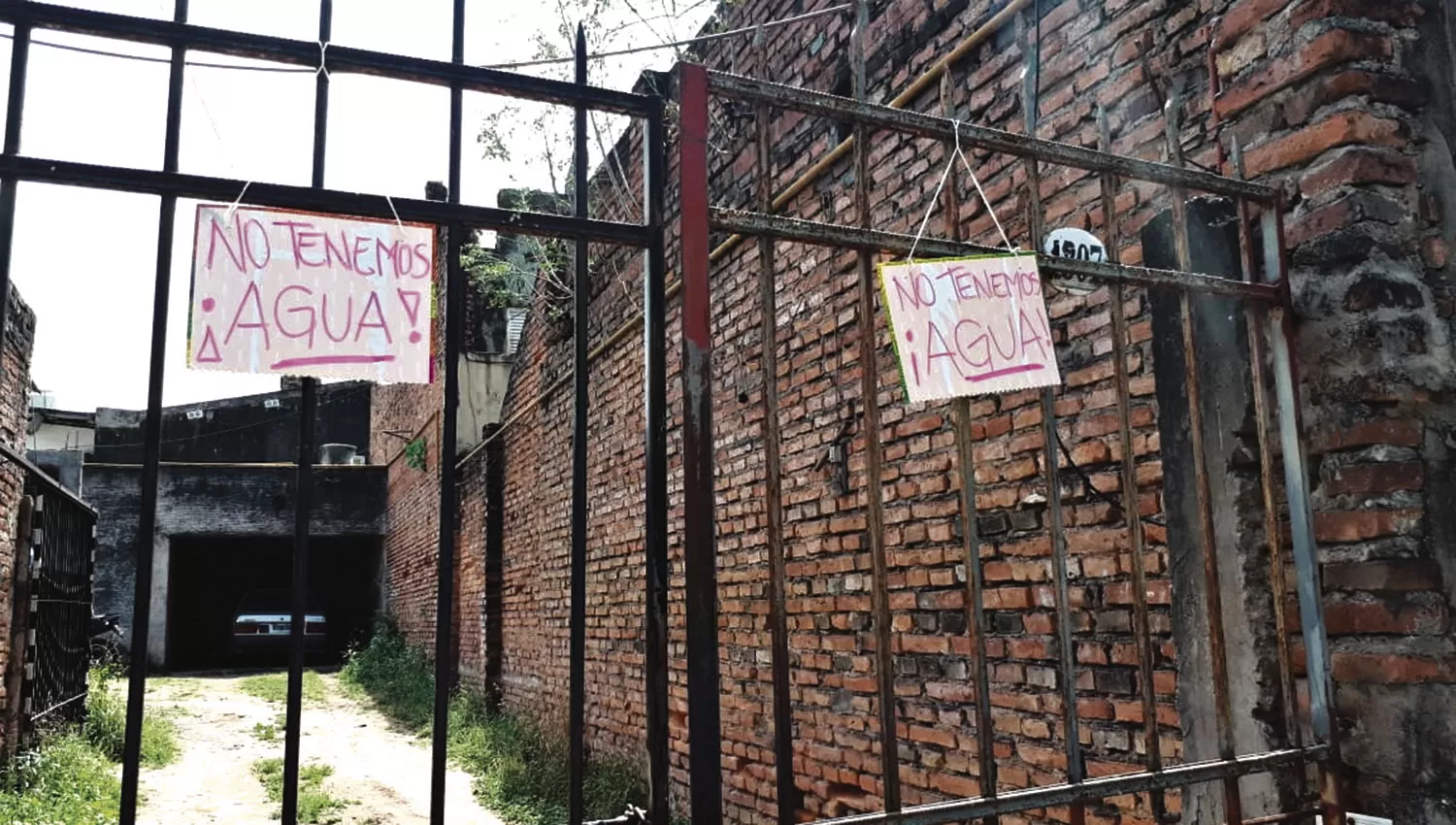 Reclamo grupal de vecinos de Villa Luján por falta de agua