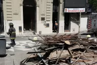 Dos personas resultaron heridas por el derrumbe de parte del techo de la biblioteca Alberdi