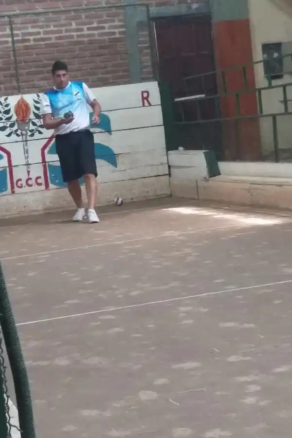 SU VIRTUD. Gabriel Luna se destaca con el bochazo; suele jugar en tríos. 