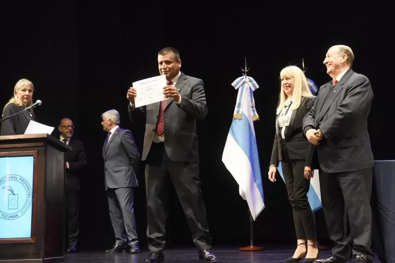 Francisco Caliva recibe su diploma por parte de la Junta Electoral, por haber resultado ganador en los comicios de junio. 