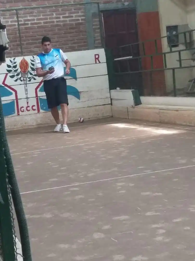 SU VIRTUD. Gabriel Luna se destaca con el bochazo; suele jugar en tríos. 