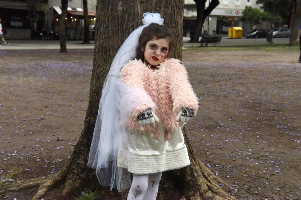 PRIMERA VEZ. Pía Gala Palomino, de 6 años, quiso ser una novia zombi.