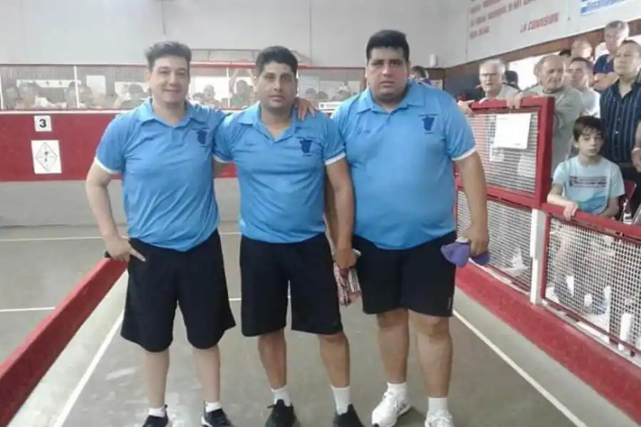 ASCENSO. El mes pasado, Tucumán (Alejandro Pereyra -izquierda- y los Luna) le ganó 15-6 a Santiago y el año que viene disputará con los mejores ocho del país.