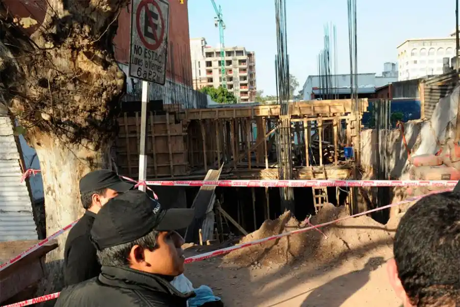 TRAGICO ESCENARIO. La víctima fatal quedó atrapada debajo de bolsas de cemento y tierra. LA GACETA / FOTO DE HECTOR PERALTA (ARCHIVO)