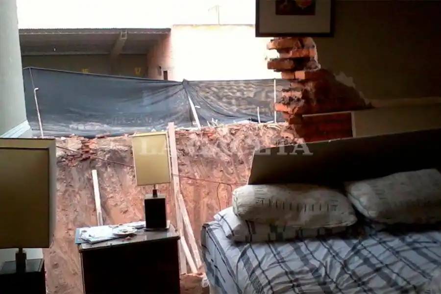 DESDE ADENTRO. Parte de la pared derrumbada daba al dormitorio de la vivienda. LA GACETA / FOTO DE INÉS QUINTEROS ORIO (ARCHIVO)
