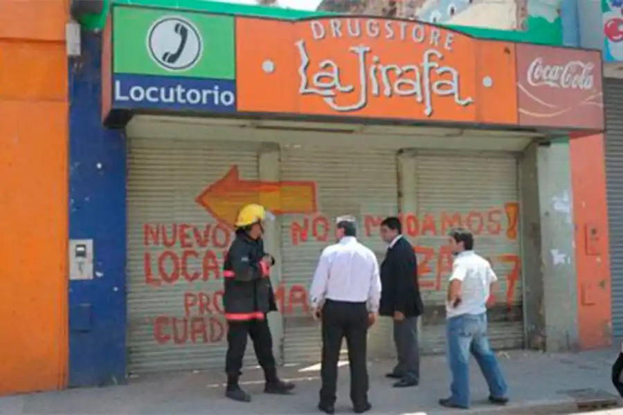 OPERATIVO. Policías y personal de Defensa Civil trabajaron en la obra. LA GACETA / FRANCO VERA (ARCHIVO)