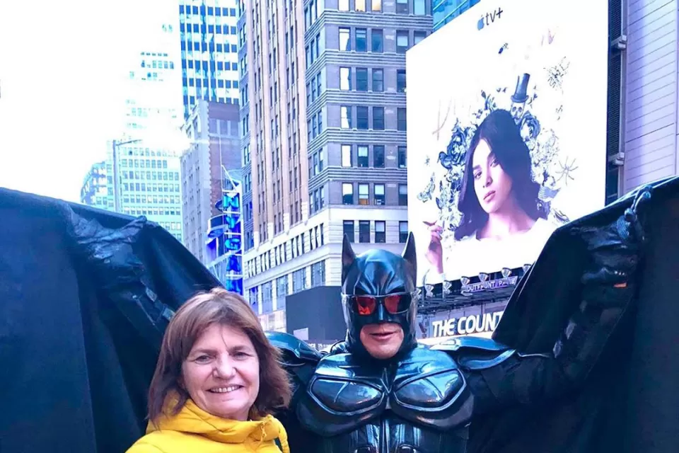 CON EL SUPERHEROE. Patricia Bullrich en Nueva York.