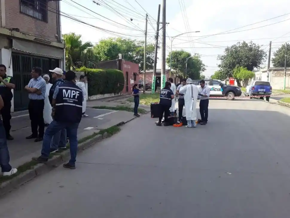 SIN DEFINICIONES. Un policía federal espera resultados de las pericias.