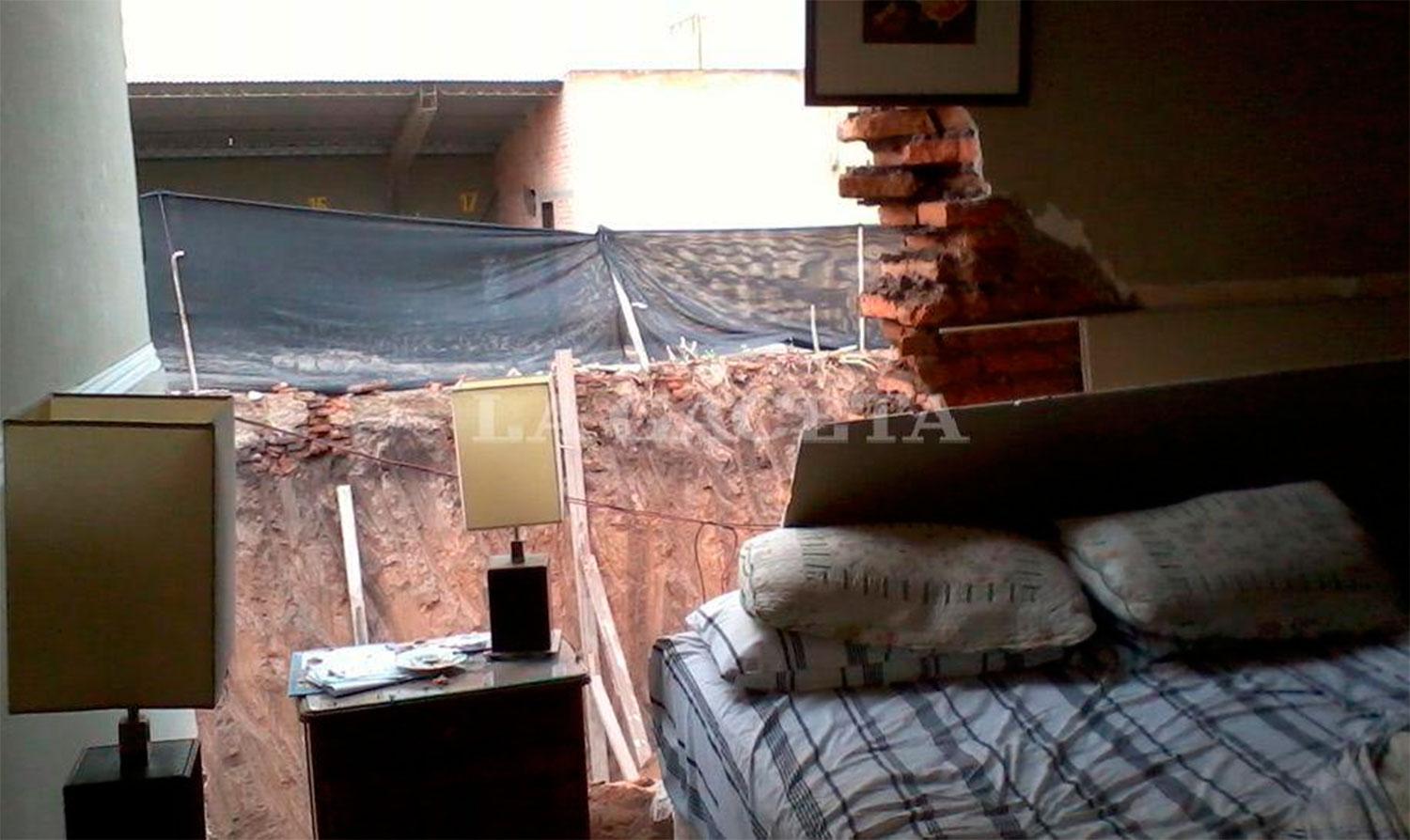 DESDE ADENTRO. Parte de la pared derrumbada daba al dormitorio de la vivienda. LA GACETA / FOTO DE INÉS QUINTEROS ORIO (ARCHIVO)