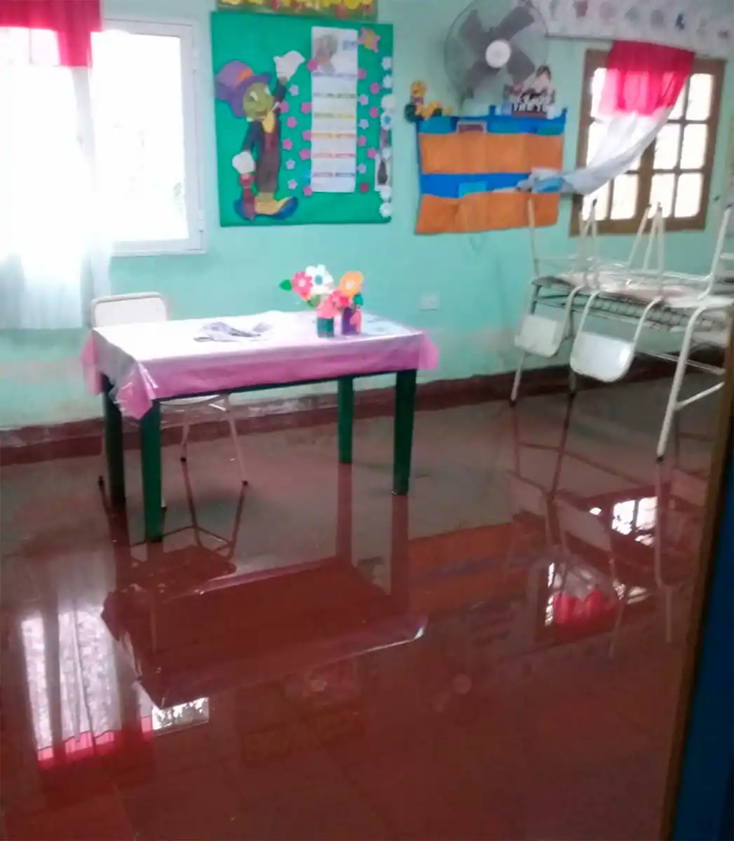 EN ALGUNOS SALONES. No toda la escuela se anega, sólo sectores de ella. 