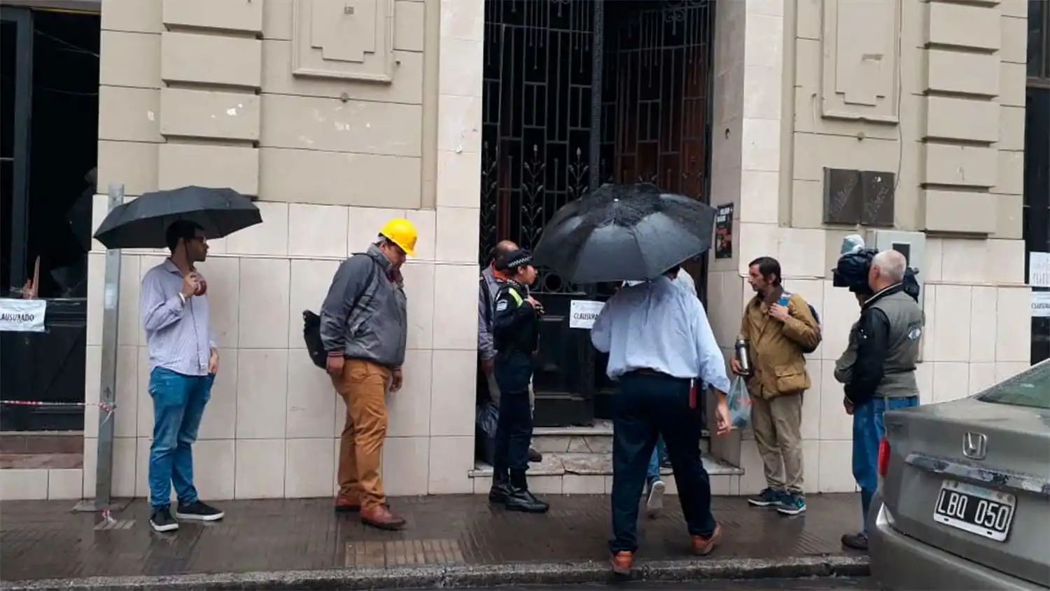 CLAUSURADO. Los accesos lucen el cartel que prohíbe ingresar. 