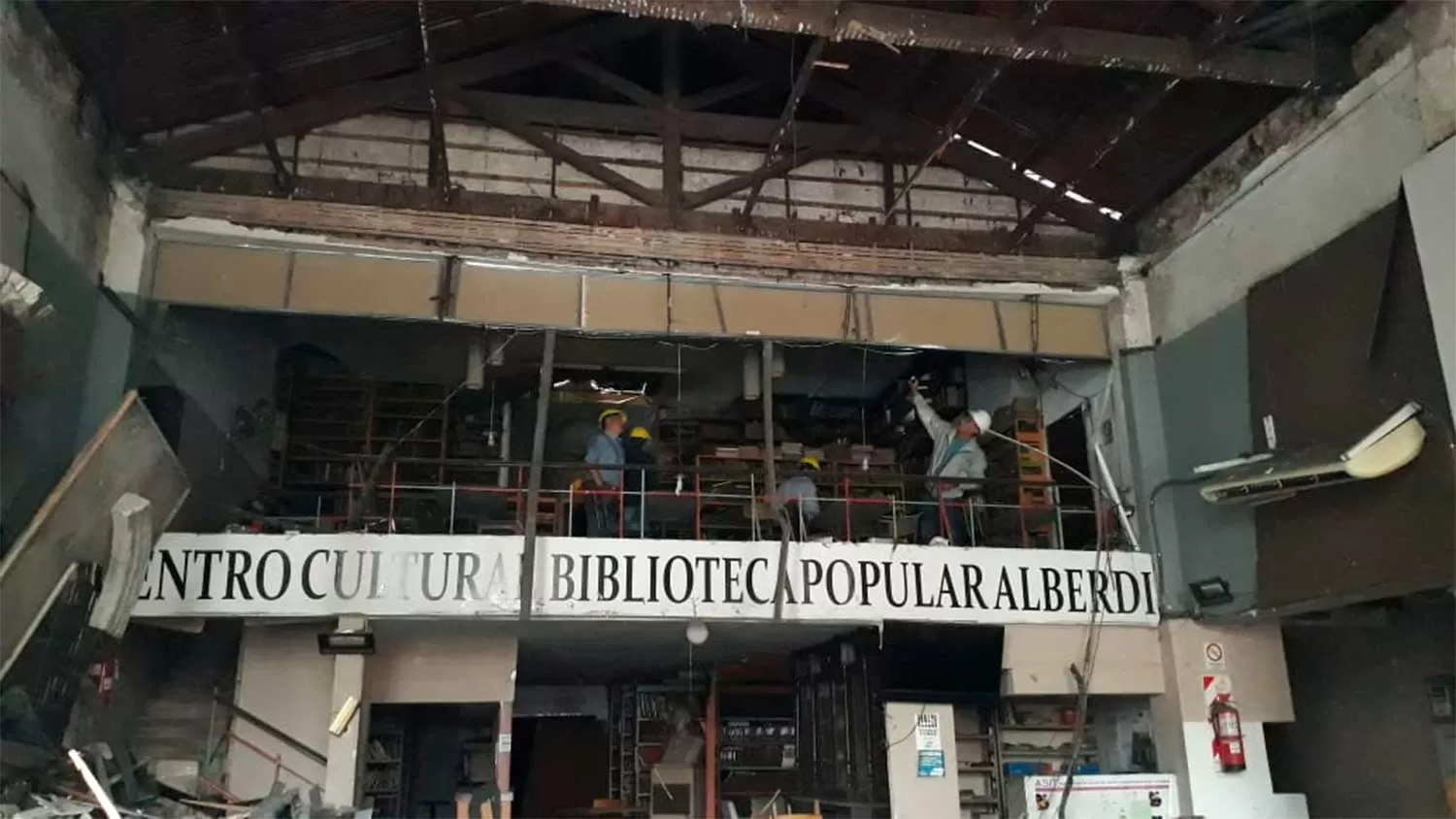 EN EL INTERIOR. El derrumbe del techo de la biblioteca se dio ayer antes de las 14.