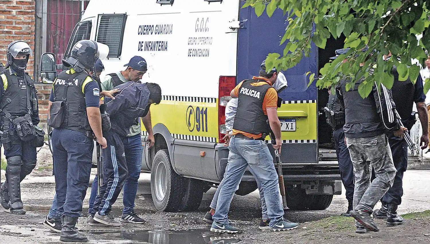 OPERATIVO. Los policías conducen a dos detenidos a la trafic de Infantería. 