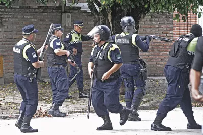 Manzur sigue llenando de sellos el pasaporte, mientras la provincia se desangra