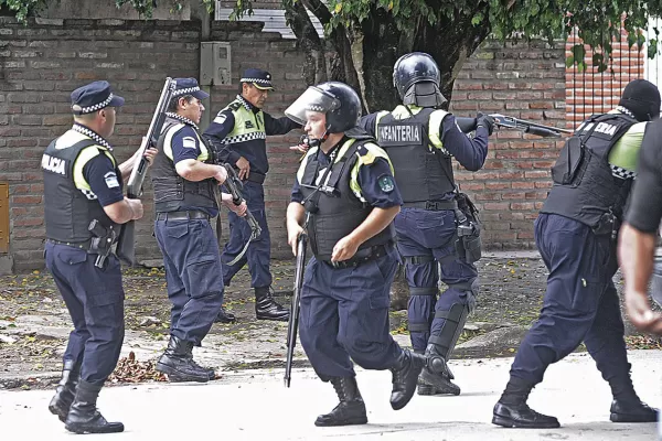 Manzur sigue llenando de sellos el pasaporte, mientras la provincia se desangra