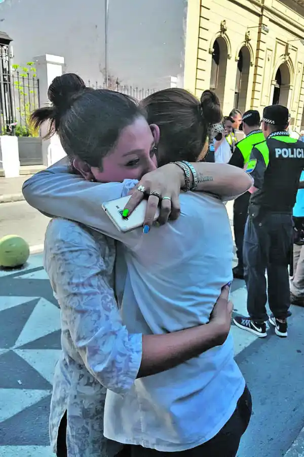 ABRAZO. Mariana Agüero y Gisel Garnica, empleadas del bar.