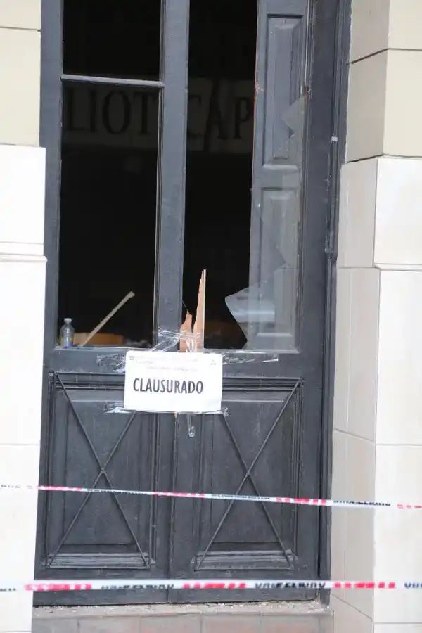 CLAUSURA. Esta es la faja que colocó Catastro ayer en la biblioteca.