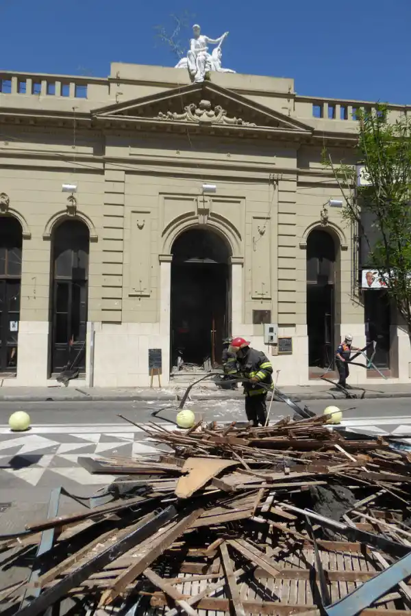 ENTRE LOS RESTOS. Un bombero trabaja entre los pedazos de cielorraso.
