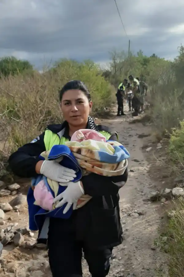 Una beba fue salvada de morir de hipotermia en medio de la montaña