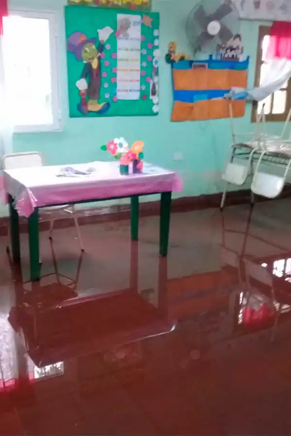 EN ALGUNOS SALONES. No toda la escuela se anega, sólo sectores de ella. 