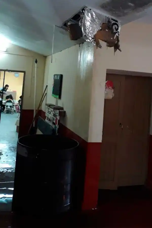 ROTURAS. Por el techo también se filtra agua de lluvia.