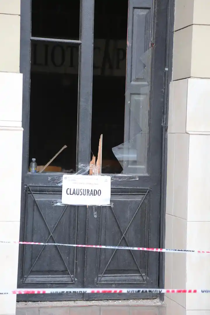 CLAUSURA. Esta es la faja que colocó Catastro ayer en la biblioteca.