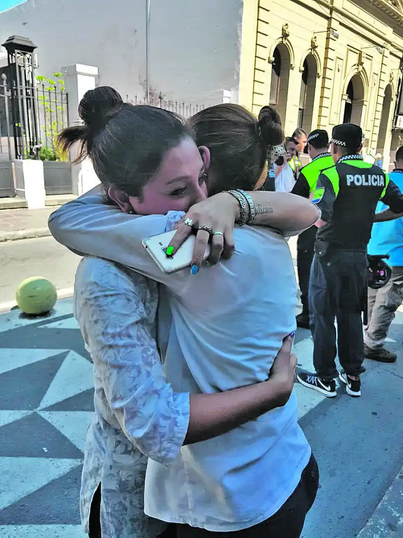 ABRAZO. Mariana Agüero y Gisel Garnica, empleadas del bar.