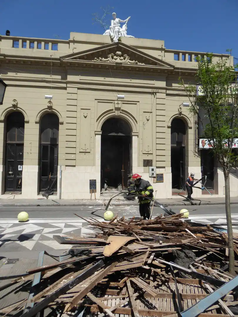 ENTRE LOS RESTOS. Un bombero trabaja entre los pedazos de cielorraso.